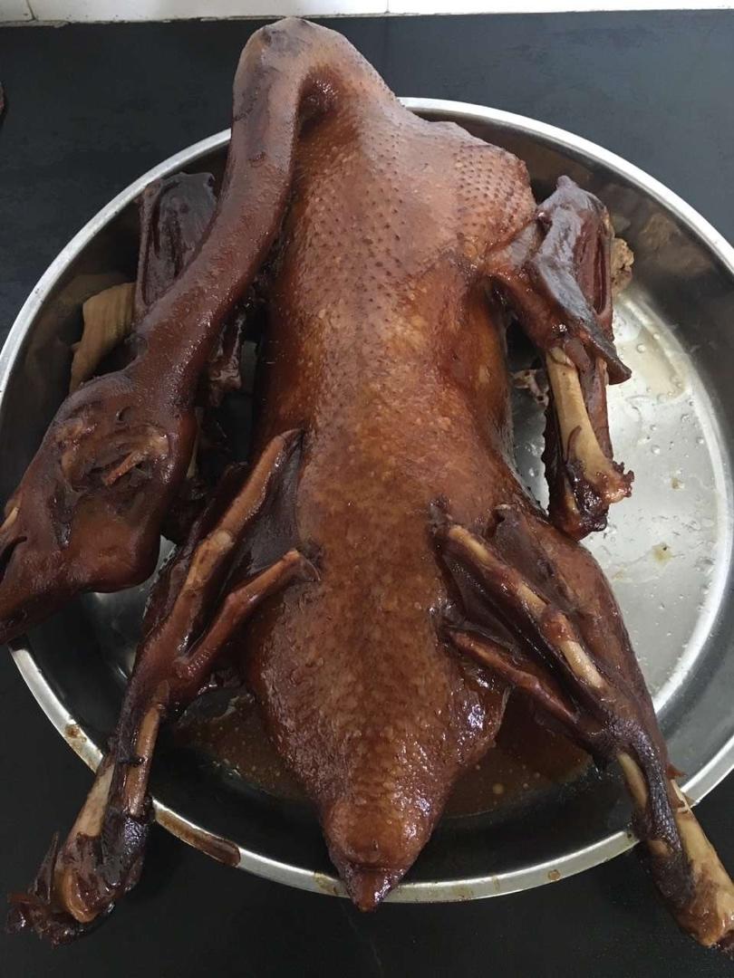 815911做过五味鹅为减少油腻感不用放油煎,把水烧开放鹅,酱油,烧烤汁