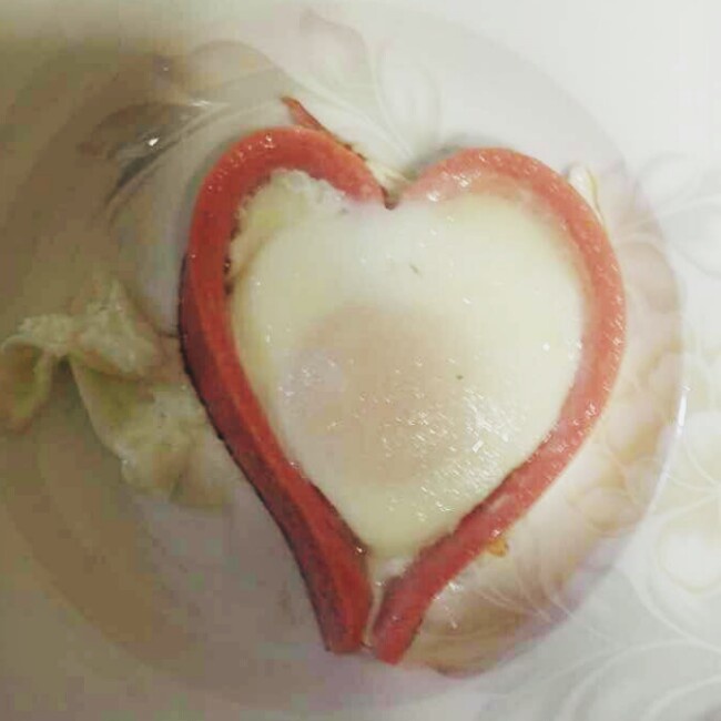 心形香肠荷包蛋