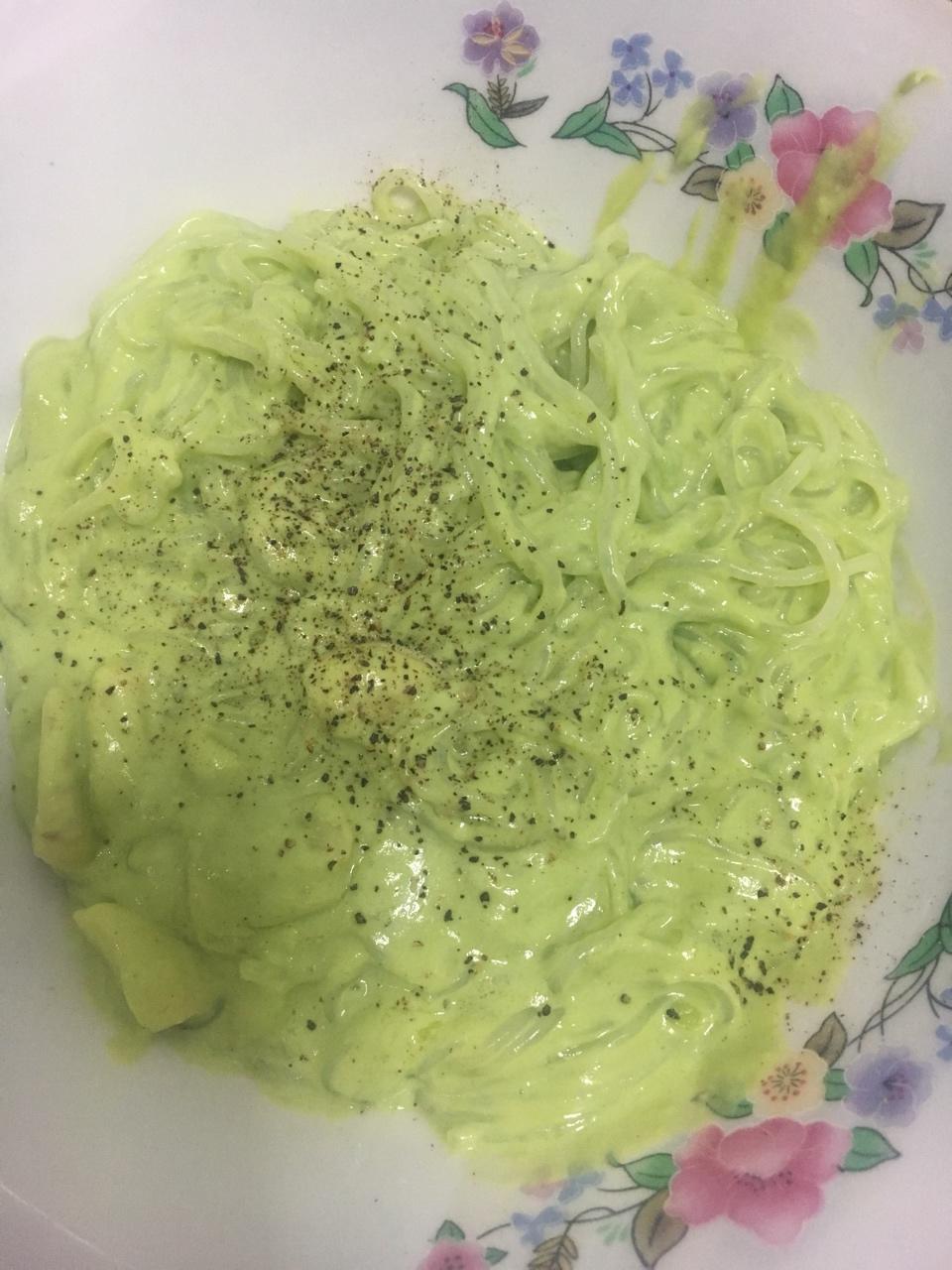 牛油果浓酱拌面