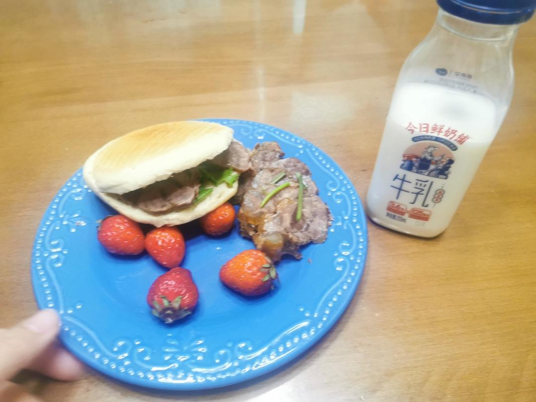 早餐不发愁 烧饼夹牛肉