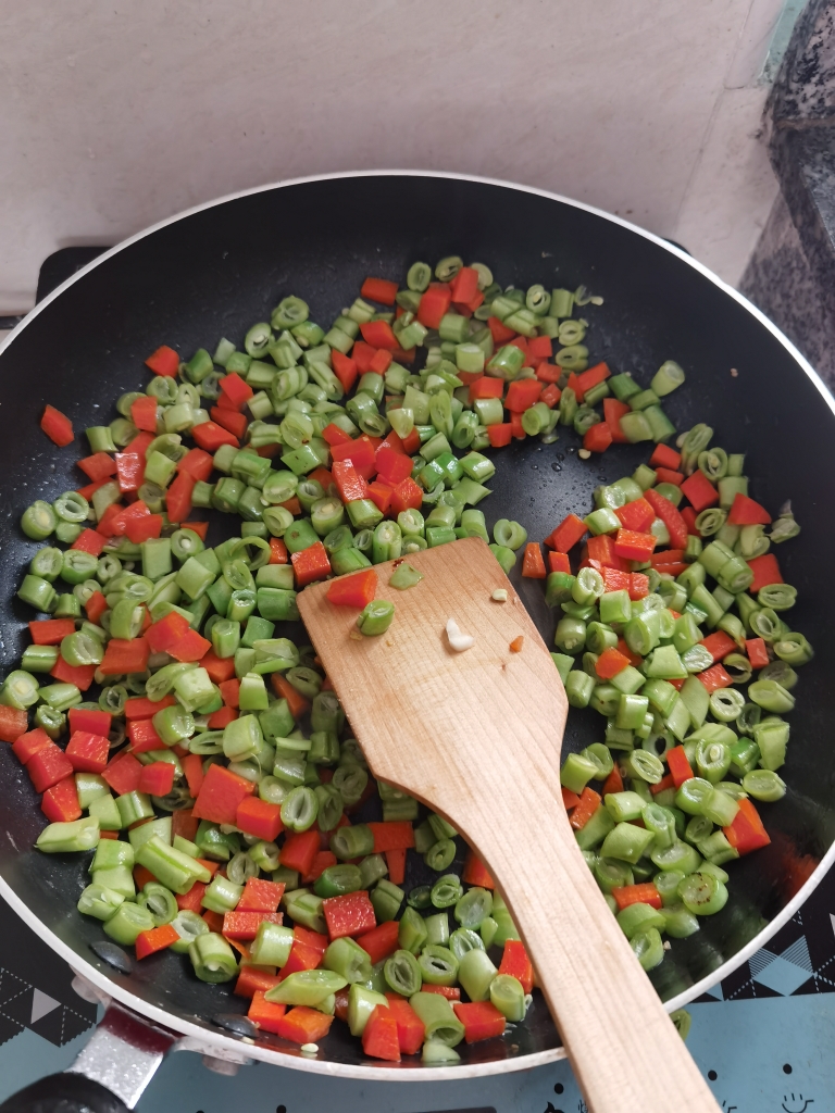 简单易做的下饭菜—胡萝卜豆角煎蛋肉粒的做法 步骤4