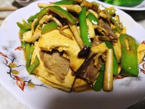 茶树菇炒千页豆腐的做法 步骤4