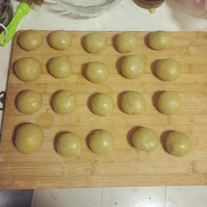 莲蓉蛋黄月饼的做法 步骤4