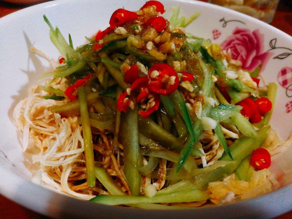 夏日爽口的鸡丝黄瓜