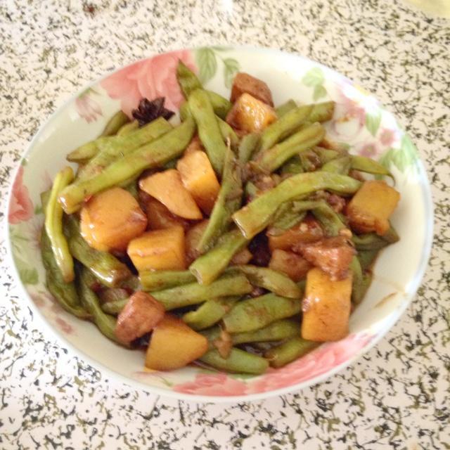 土豆炖肉炖豆角的做法