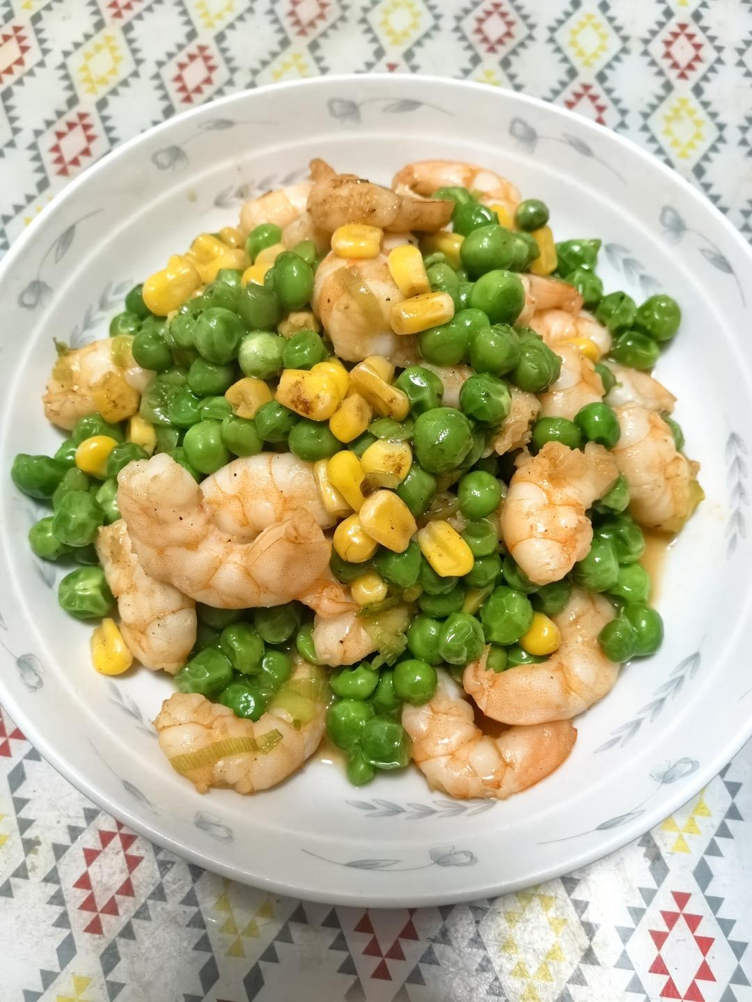 青豆，胡萝卜，玉米炒虾仁。