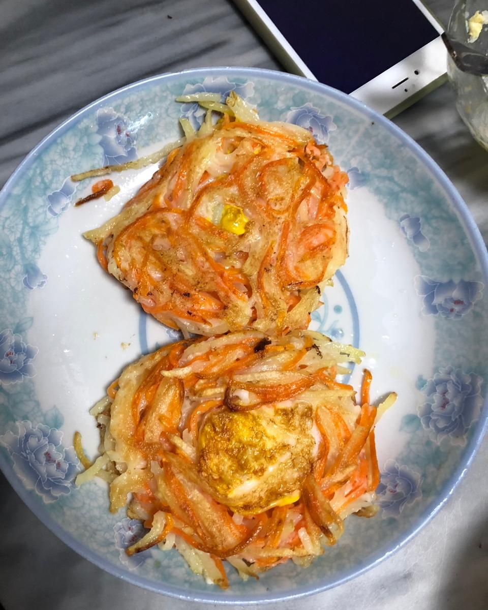 鸟窝土豆丝胡萝卜饼