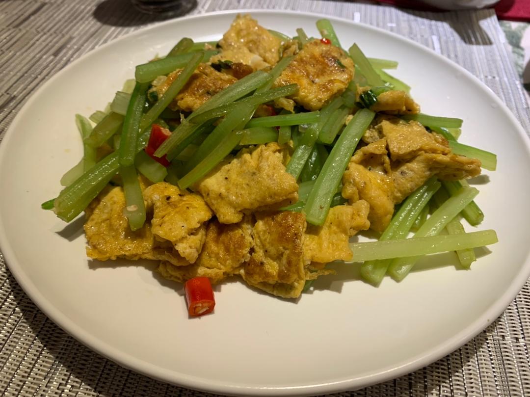 芹菜炒鸡蛋