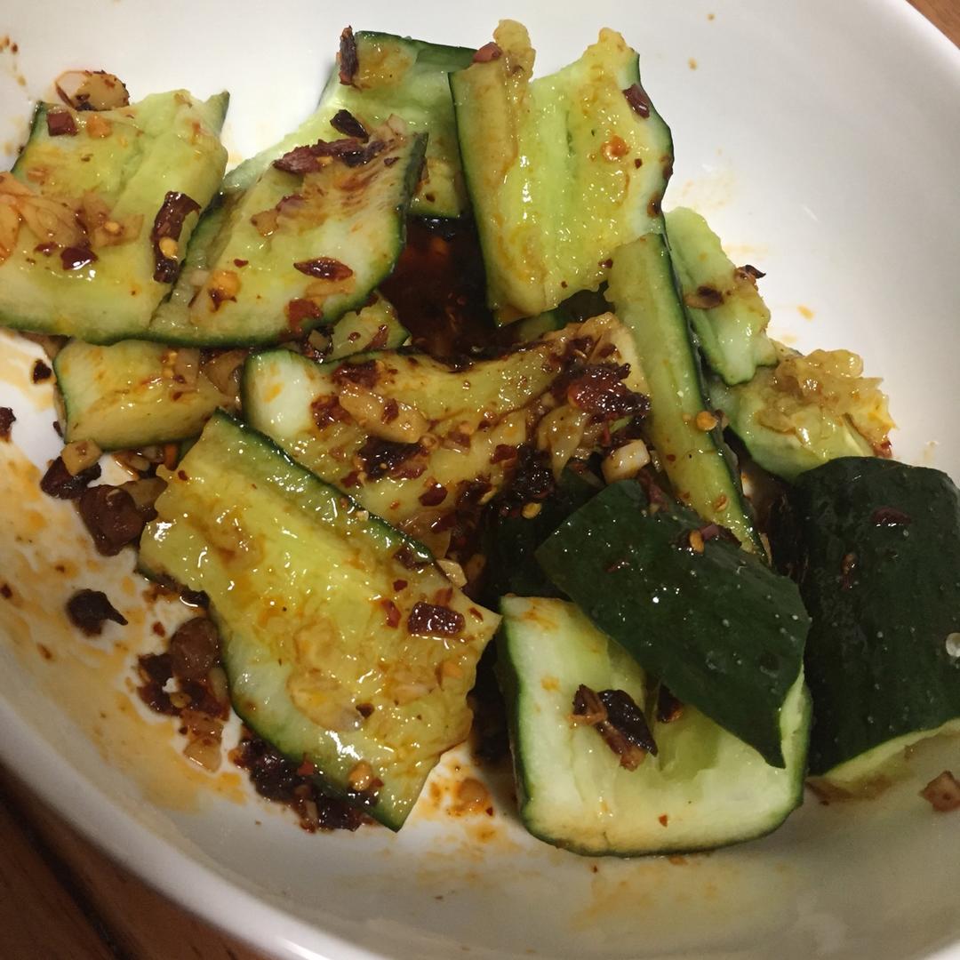 超级好吃的凉拌拍黄瓜