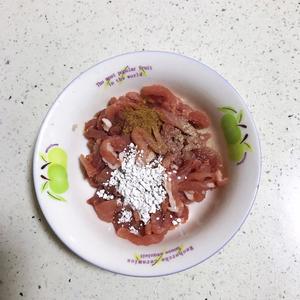 海鲜菇肉丝汤的做法 步骤2