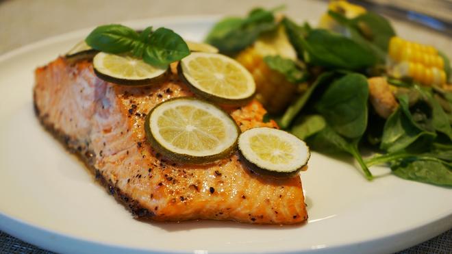 青柠黑椒三文鱼 parchment paper wrapped bake salmon 烘焙纸包裹法的做法