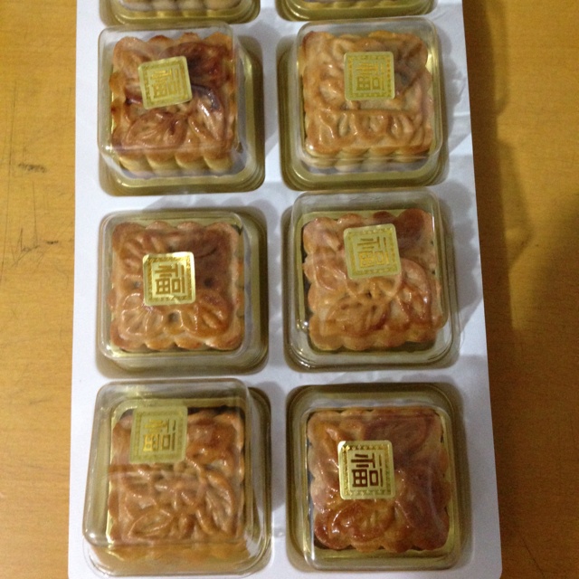 广式蛋黄莲蓉月饼
