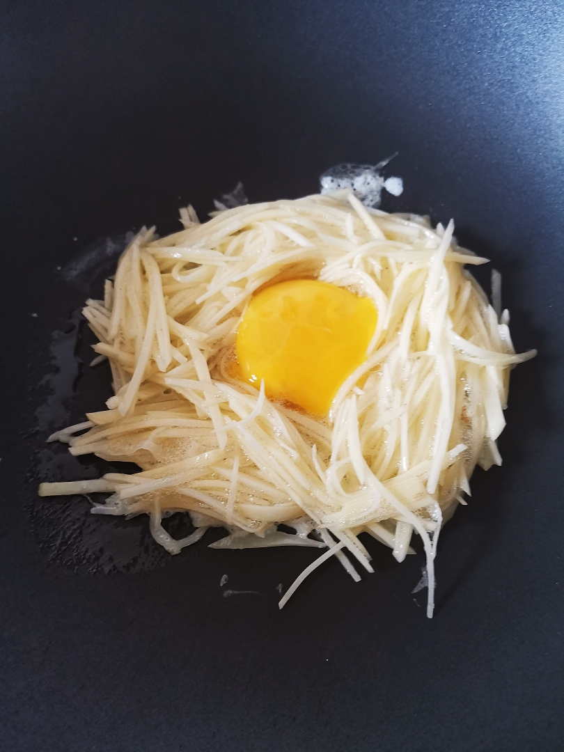 土豆丝鸟巢鸡蛋饼的做法