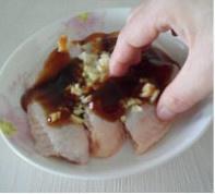 蒜香鲍鱼汁烤鸡翅的做法 步骤5