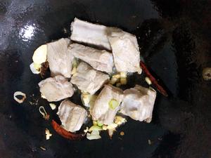 排骨炖豆角『东北名菜』红烧排骨的做法 步骤5