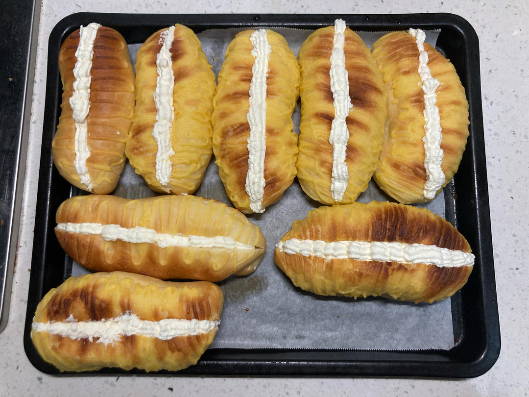 鲜奶油毛毛虫面包