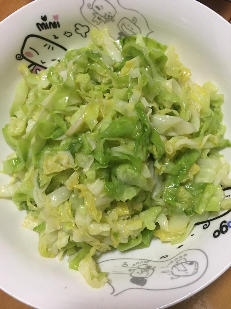 小灰灰和米小毛做的清炒甘蓝丝