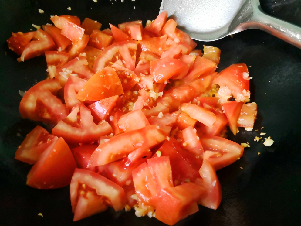 超级快手下饭香爆了的番茄炒茄子的做法 步骤3