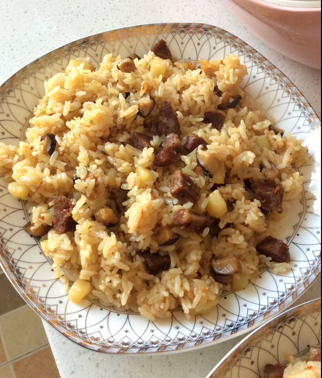 香菇土豆腊肠焖饭