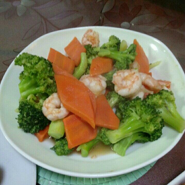 胡萝卜西兰花炒虾仁