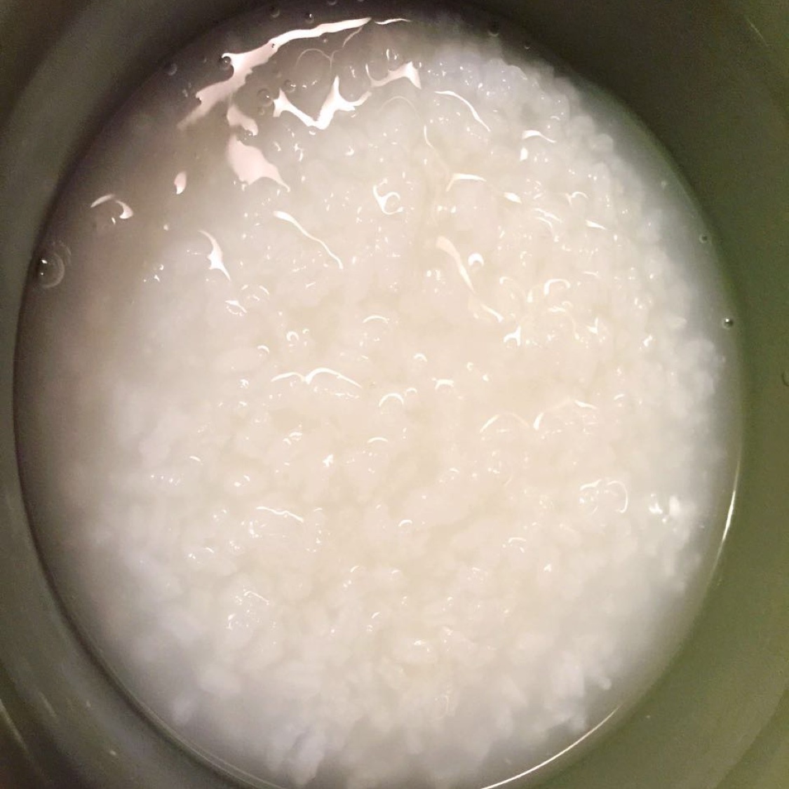 女子口乞货做的香浓大米粥