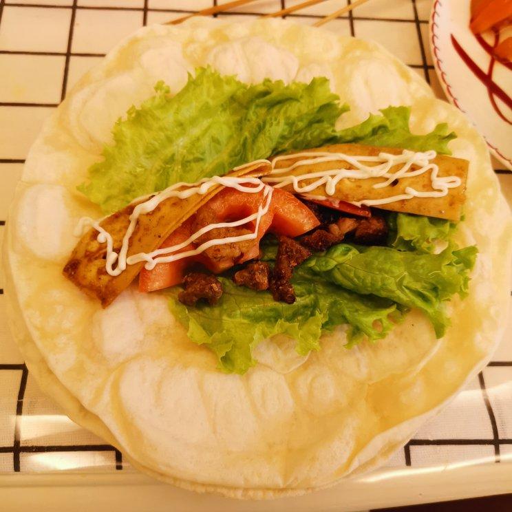 小年糕小盆友做的墨西哥卷饼