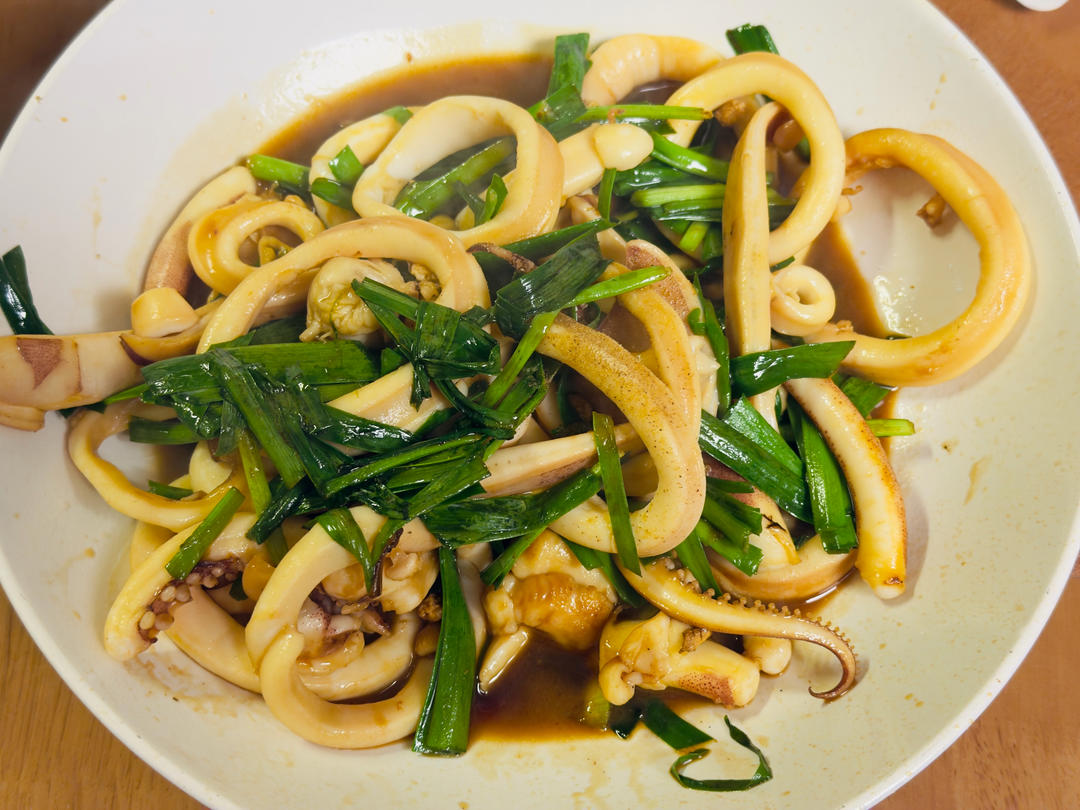 鲜嫩美味的韭菜炒鱿鱼