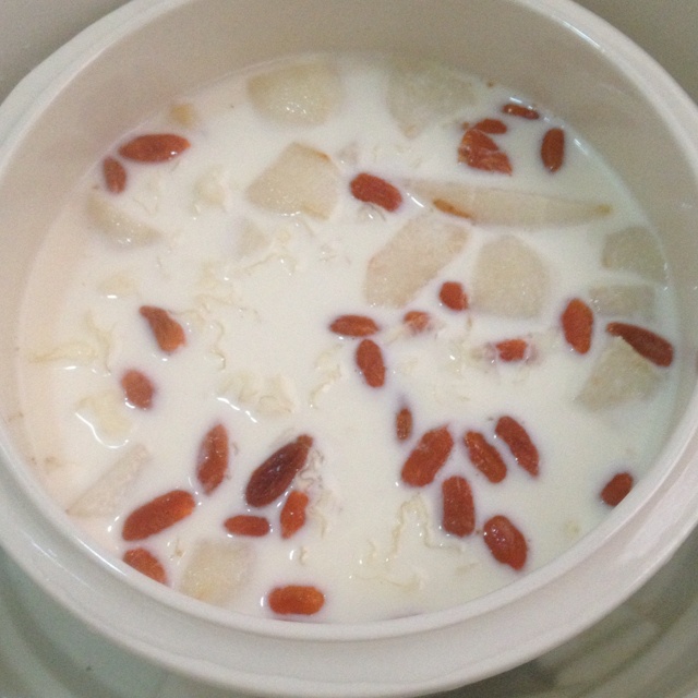 牛奶银耳雪梨汤图片