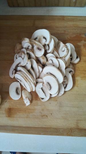 炒圆蘑菇的做法 步骤2
