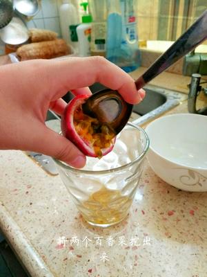 百香果蜂蜜柠檬水的做法 步骤2