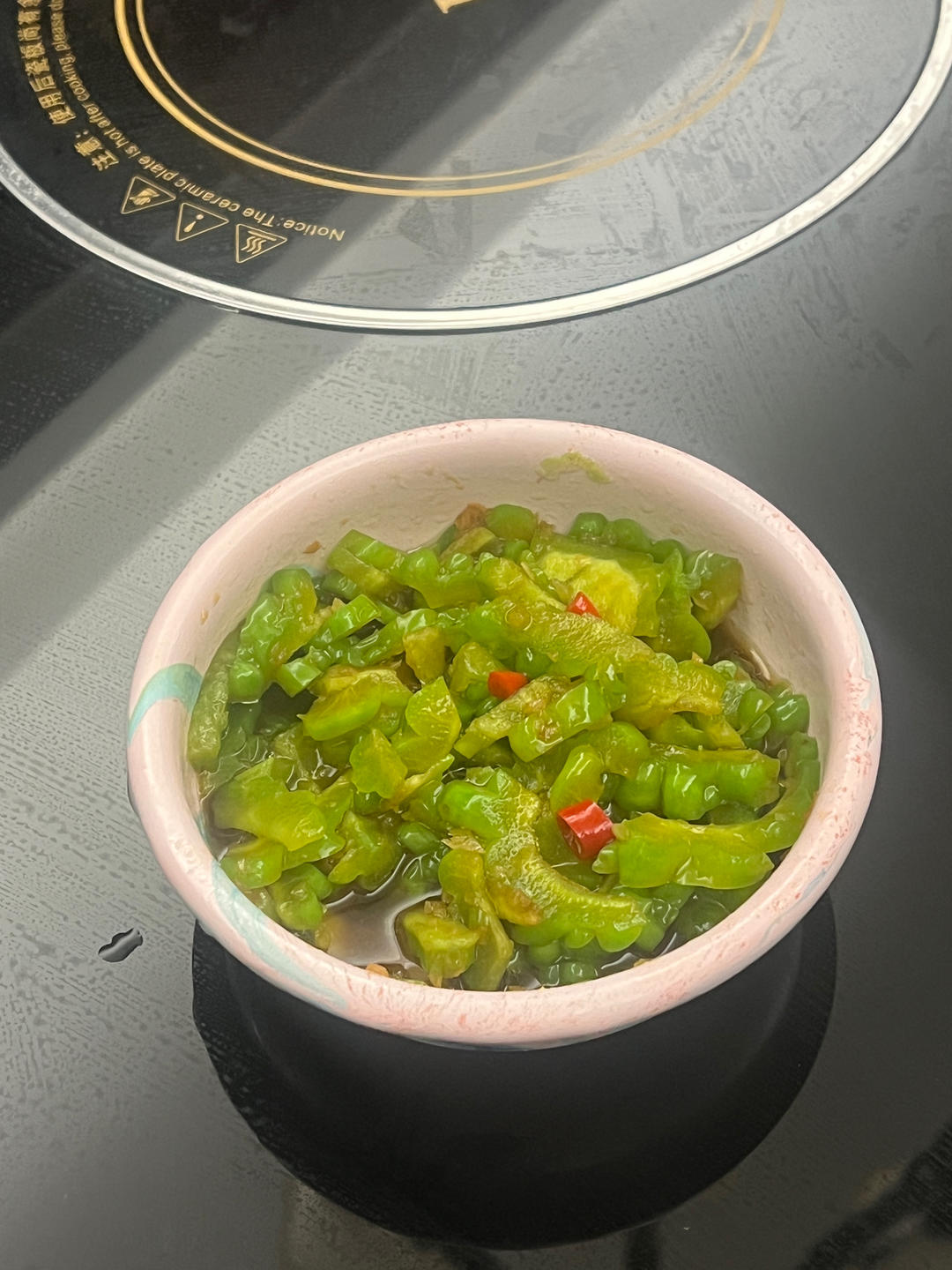 凉拌苦瓜(色碧、味脆)