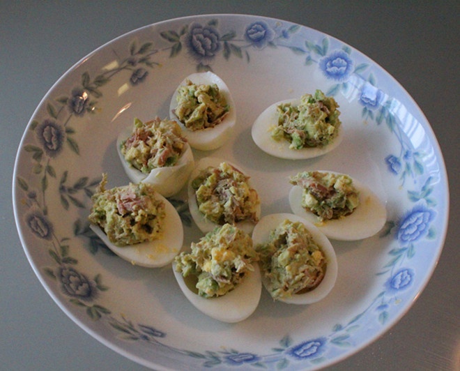 牛油果吞拿鱼鸡蛋盅