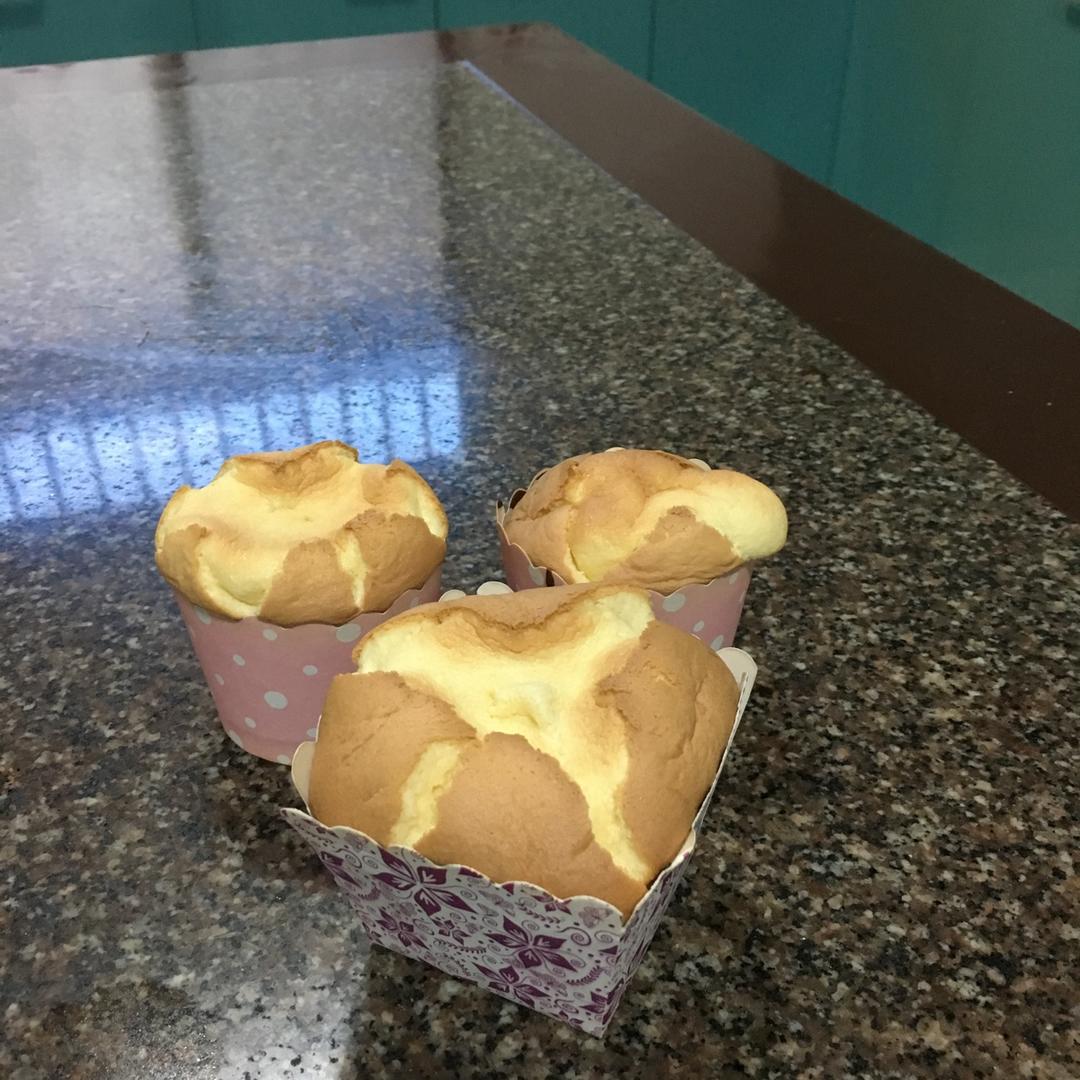 简单的戚风小纸杯蛋糕