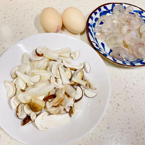 🍄赤松茸虾仁炒蛋🍤#赤松茸吃法 减脂的做法 步骤1