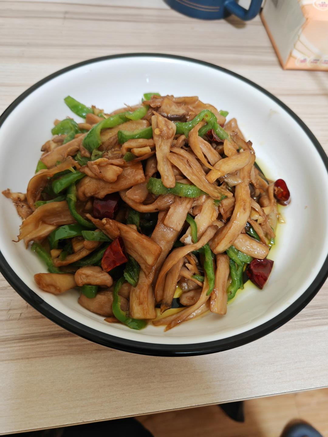 入门级素炒家常菜-杏鲍菇炒青椒