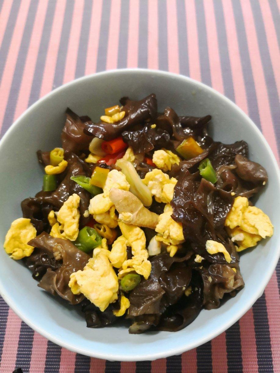 黑木耳青椒炒鸡蛋（营养又下饭）
