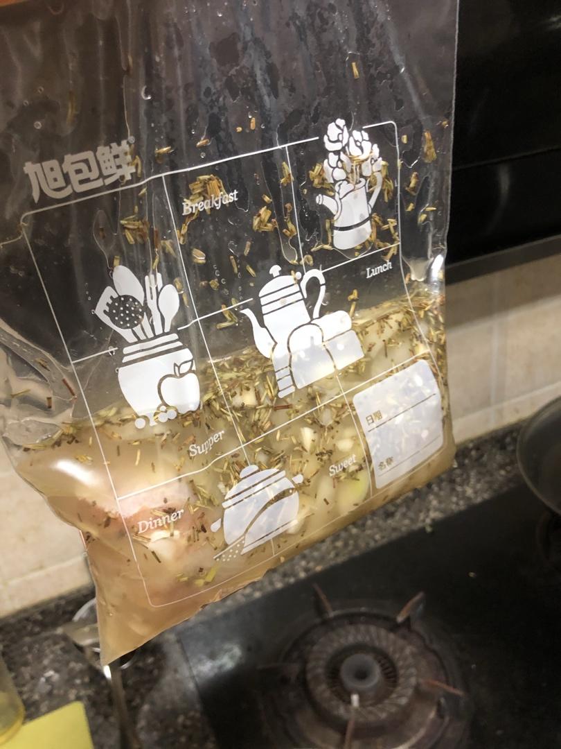 迷迭香盐渍白脱牛奶炸鸡