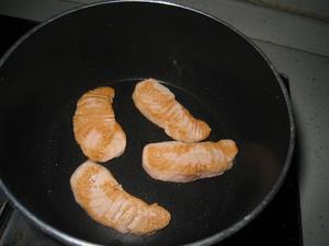 榄菜三文鱼拌面的做法 步骤2