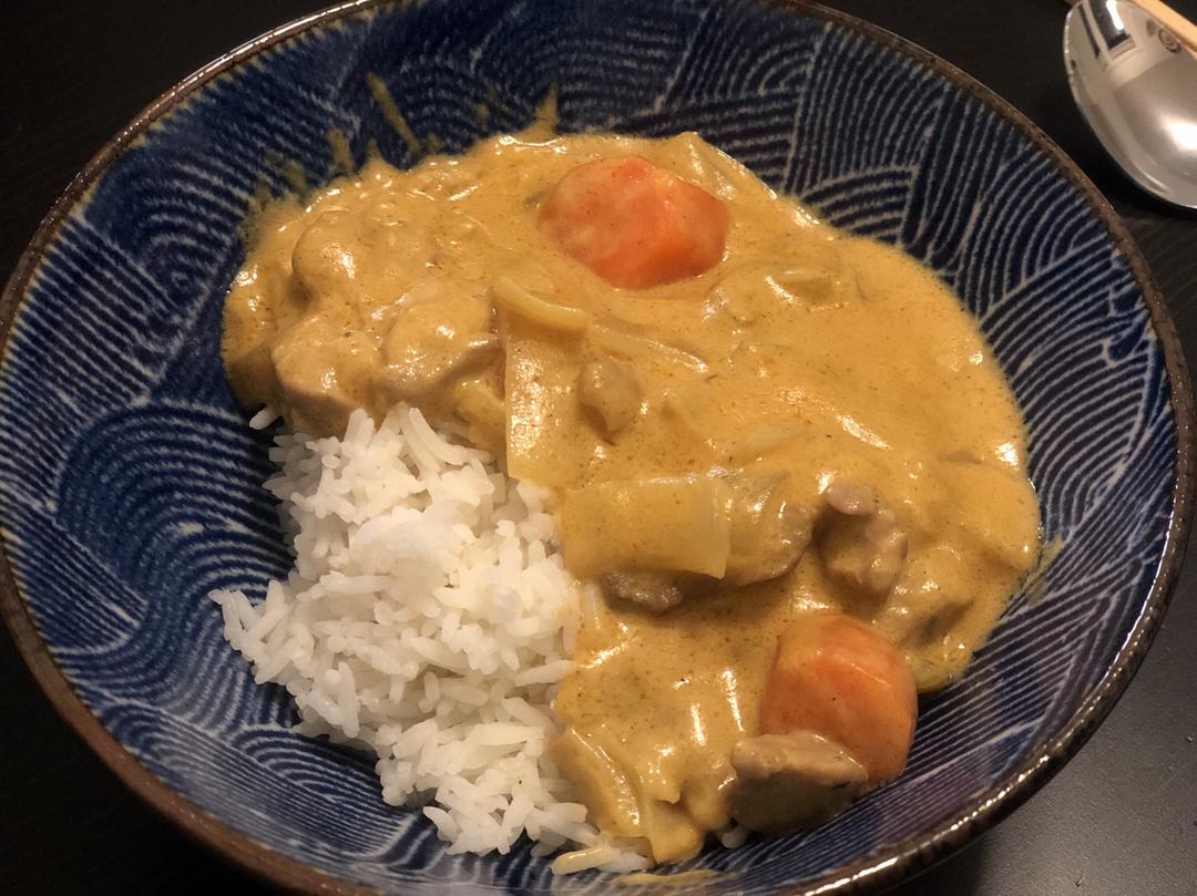 椰奶咖喱鸡饭：咖喱块加椰奶做成美味的家常饭😋的做法