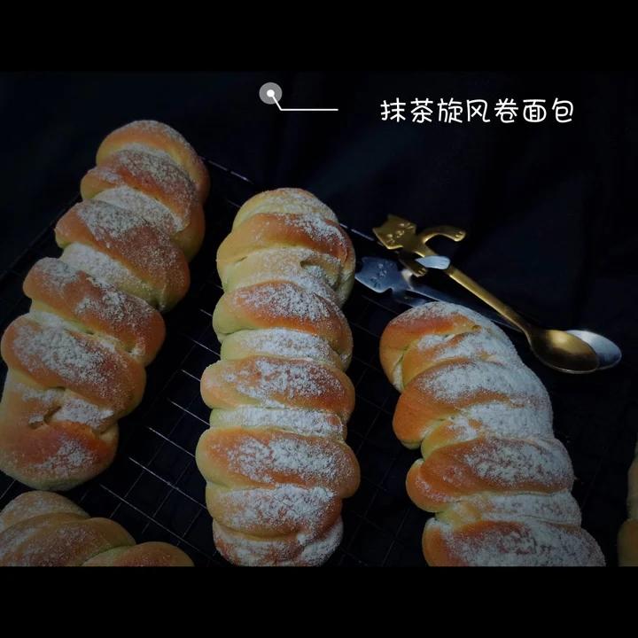 双色抹茶旋风卷面包