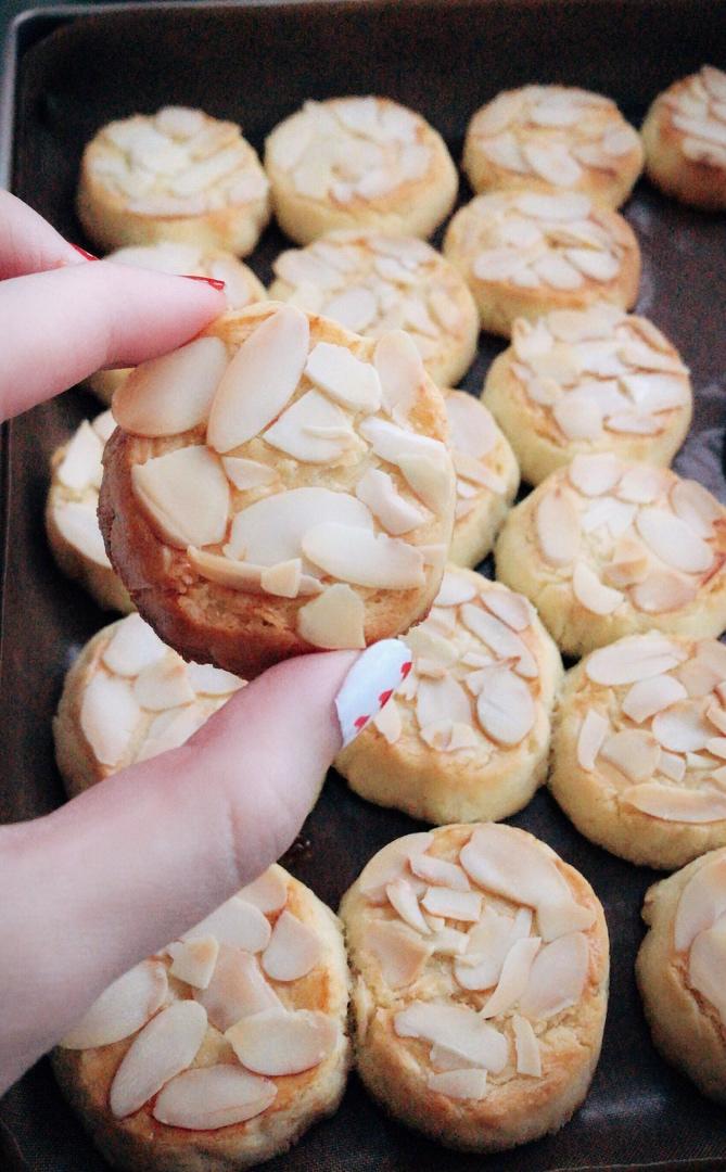 酥的掉渣的杏仁曲奇饼干