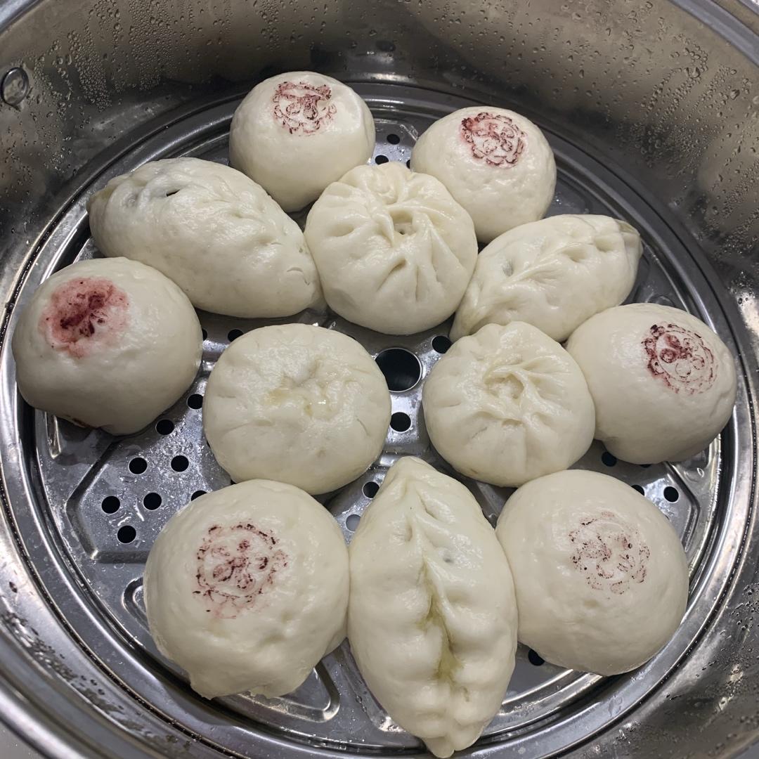 松软多汁的肉包子