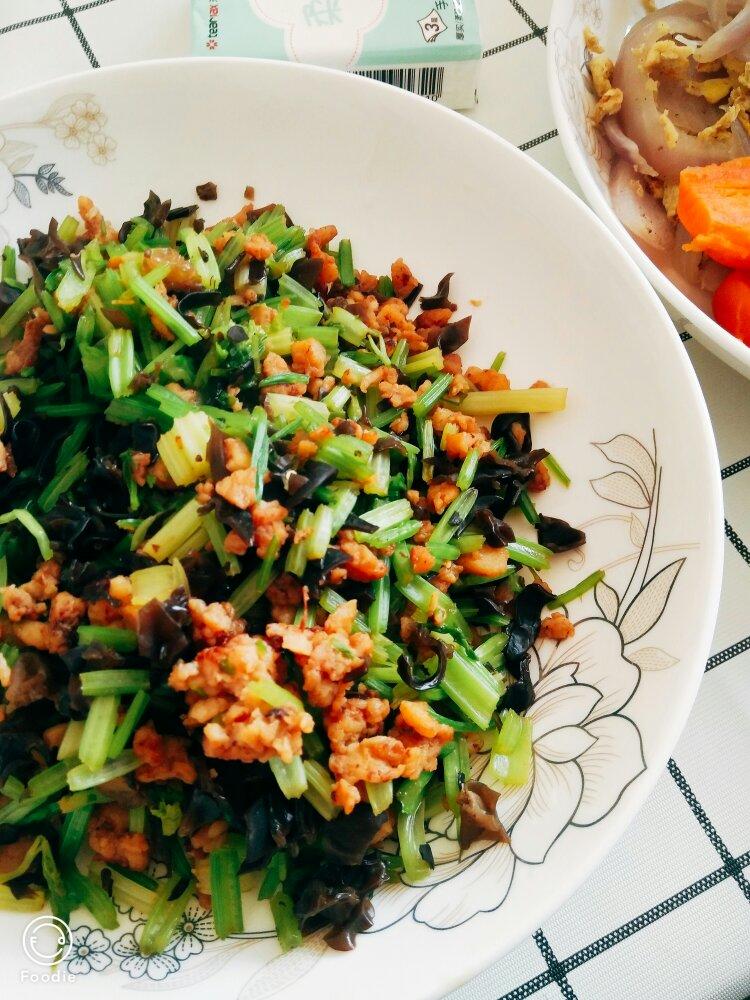 木耳芹菜炒肉末（快手菜）