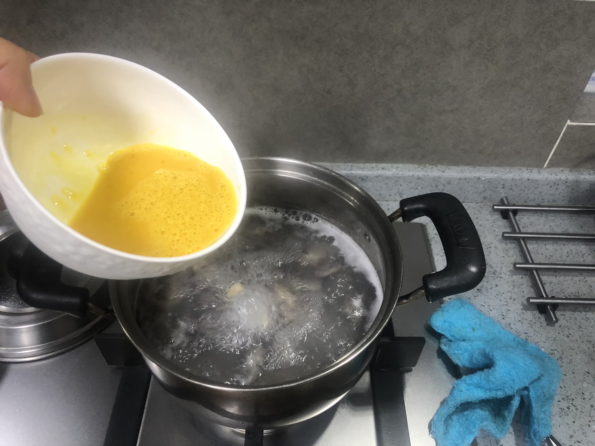 超级鲜美的海参鸡蛋汤的做法 步骤5