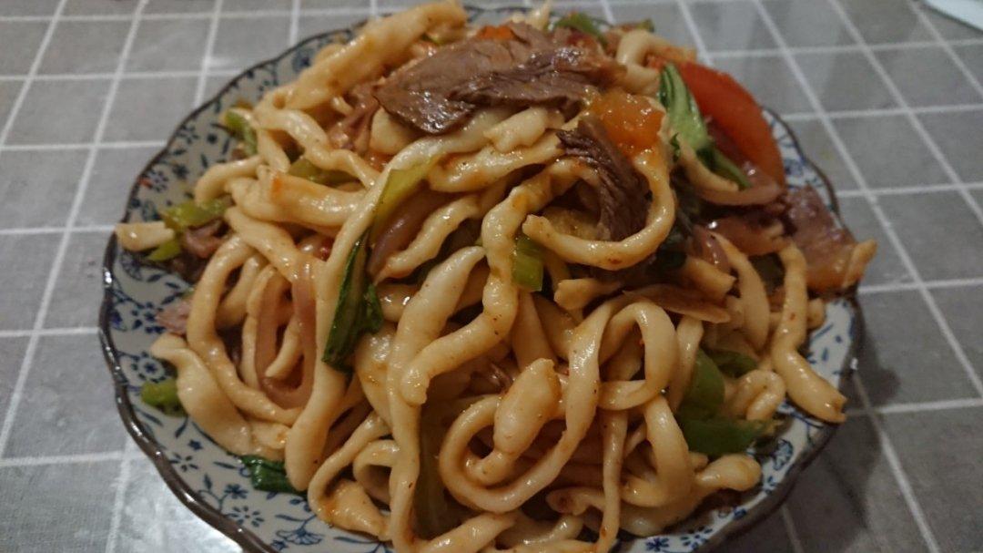炒拉条 沉水做的炒拉条赞 拉条,羊肉,青椒,洋葱,郫县豆瓣,番茄,孜然