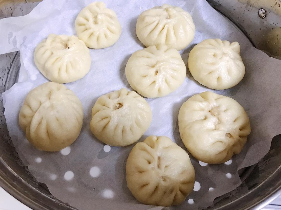 松软多汁的肉包子