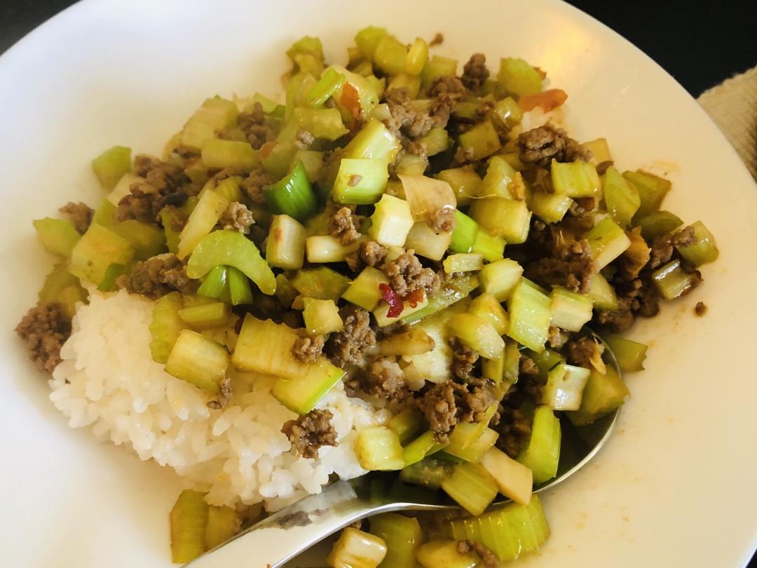 厨师长教你：“芹菜炒肉末”的家常做法，味道很赞，非常下饭