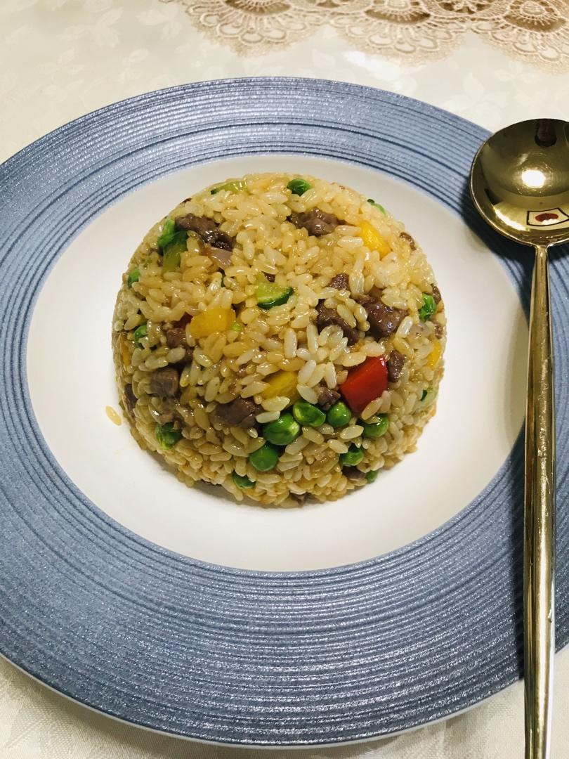 牛肉粒蔬菜炒饭