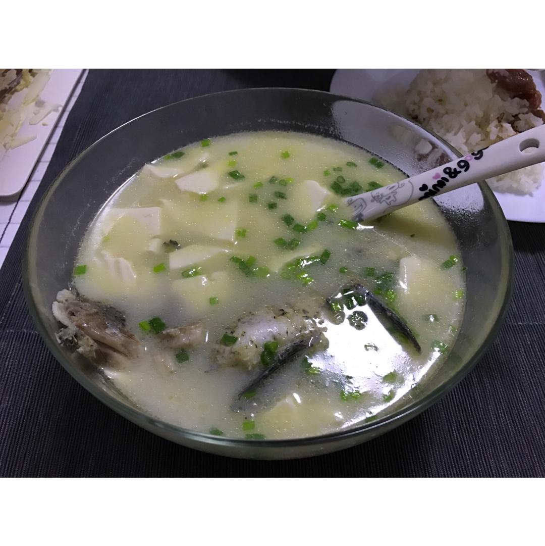 奶白鲫鱼豆腐汤