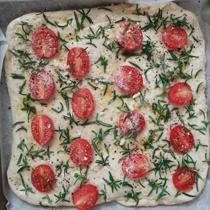 迷迭香番茄青豆佛卡夏Focaccia layered with rosemary tomatoes&peas——北鼎烤箱食谱